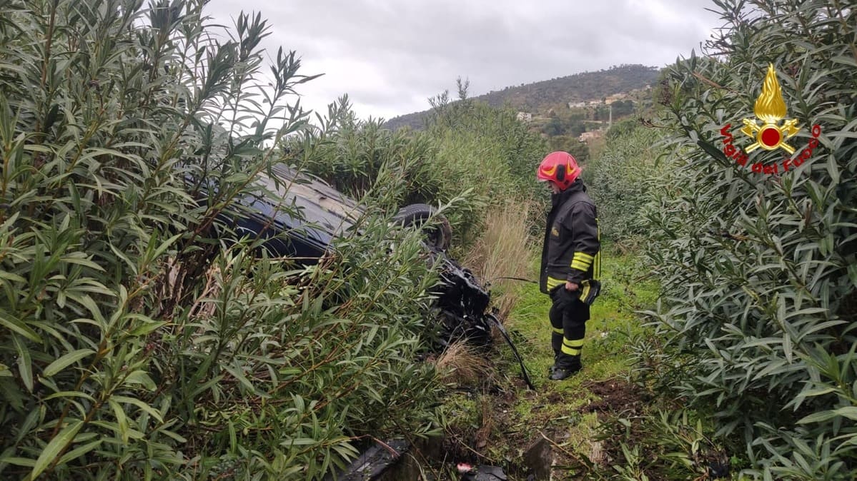 Auto Si Ribalta Sulla A20 Tra Capri Leone E Brolo Illeso Il Conducente