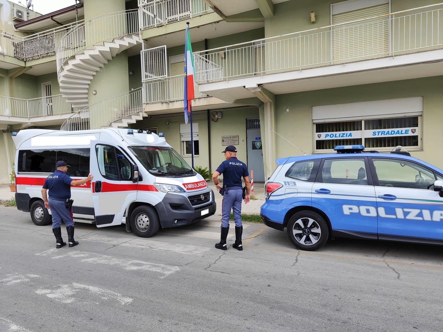 Patti La Polizia Stradale Sequestra Unambulanza Era Priva Di