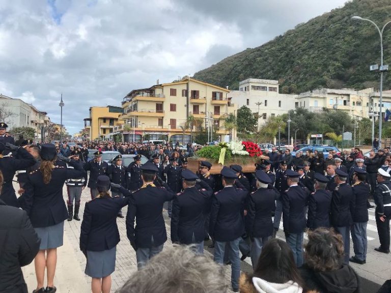 Gliaca di Piraino, una folla immensa per i funerali dell’assistente capo, Tiziano Granata