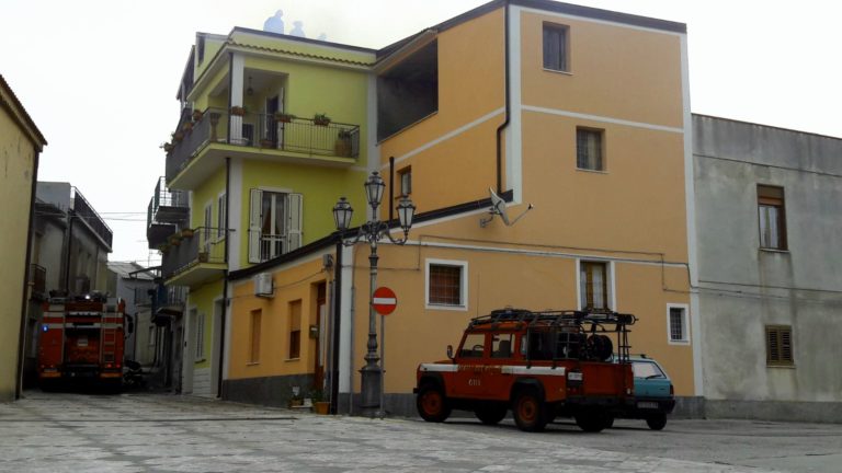 Mirto, incendio in un appartamento del centro