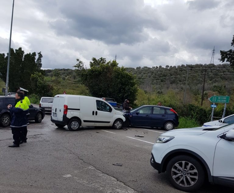 Torrenova, scontro tra un’auto ed un furgone sulla 113