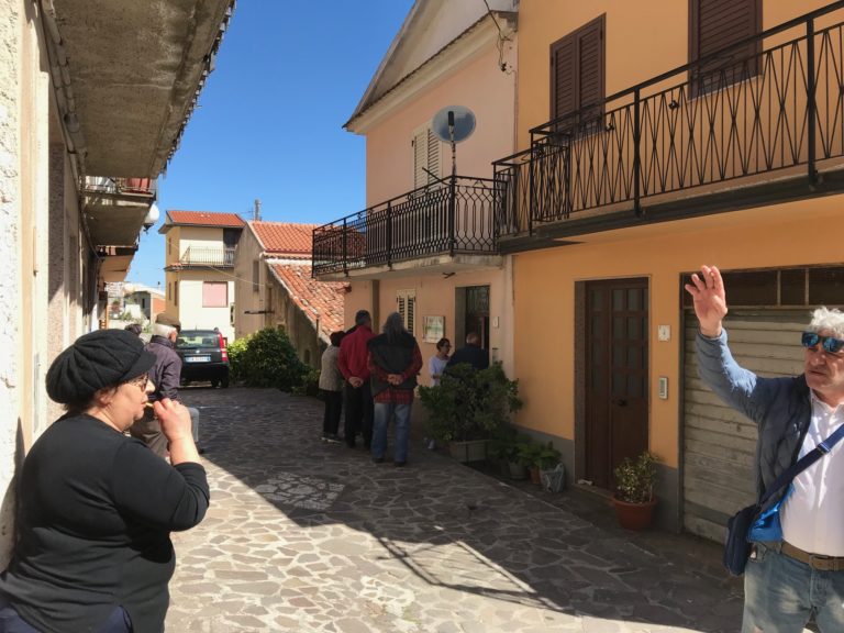 Galati Mamertino, protesta contro il possibile arrivo di altri migranti – Il video