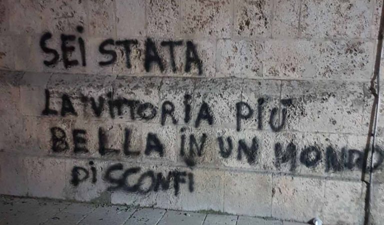 Gli auguri alla fidanzata sul muro del Duomo,  denunciato