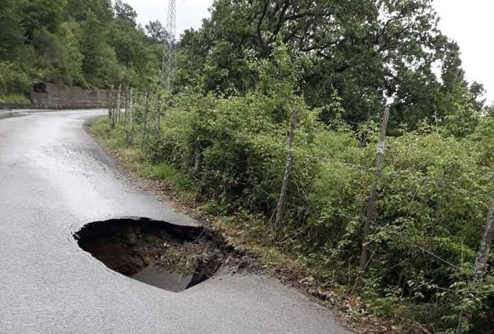 Castell’Umberto, voragine in strada