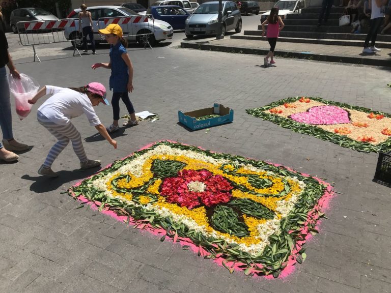 Acquedolci: bimbi, genitori e maestre all’opera per l’infiorata del Corpus Domini