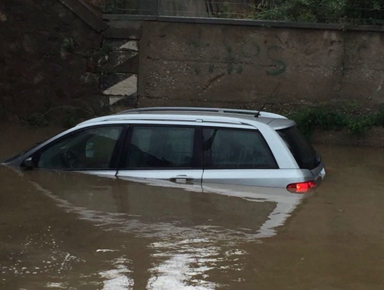 Capo d’Orlando, i danni del maltempo: allagata una palestra, auto bloccata a Pissi