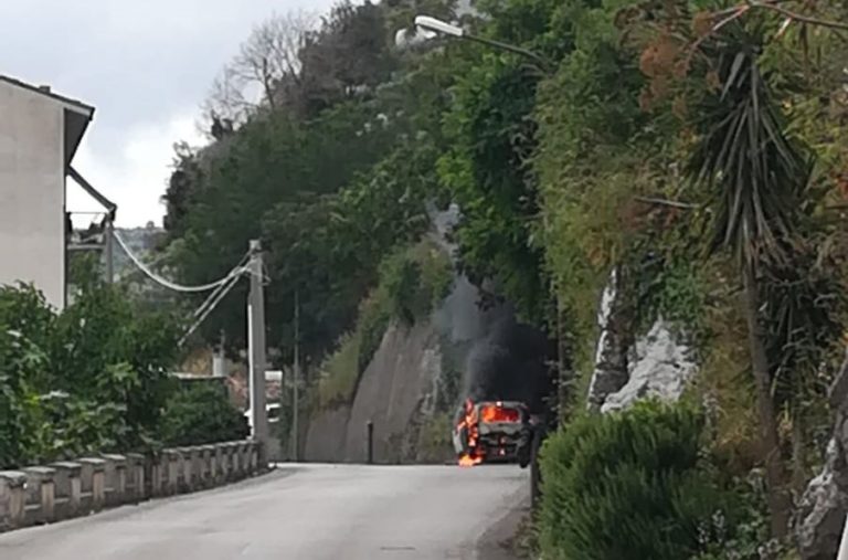 San Marco d’Alunzio, auto prende fuoco per strada