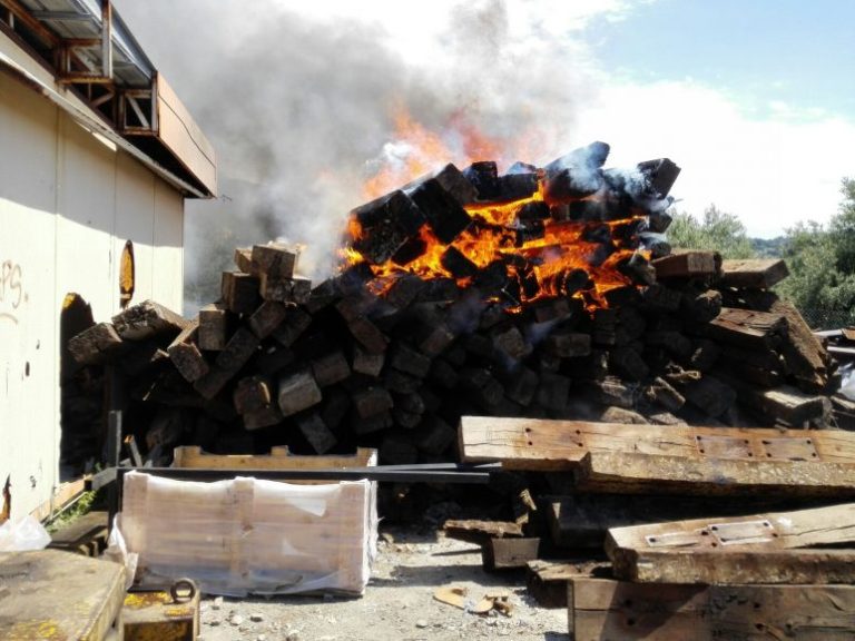 Brolo, incendio di traversine nei pressi dell’area ferroviaria – video