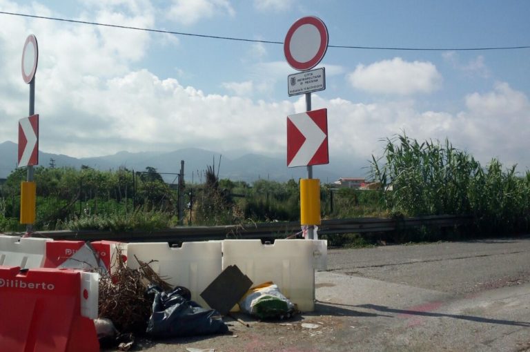 Barcellona, danneggiata la segnaletica