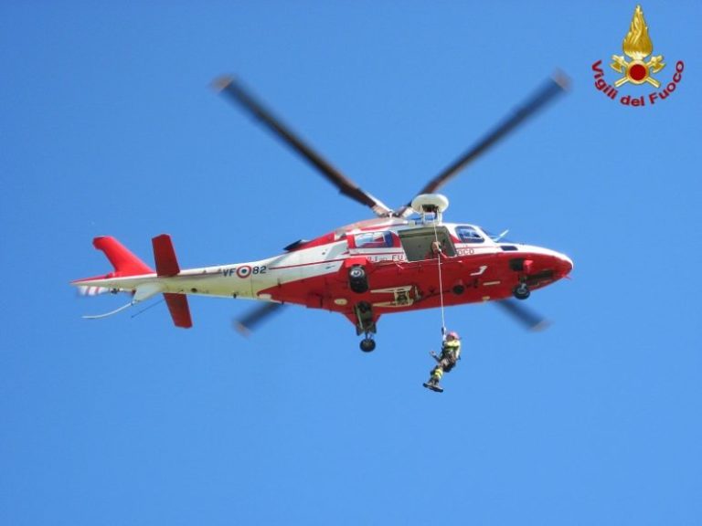 Sono stati recuperati sani e salvi i due turisti bloccati al largo di Mongiove di Patti