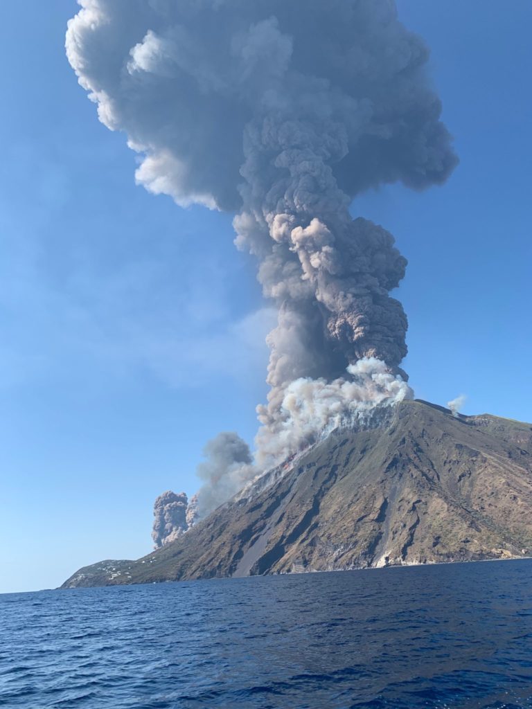 Esplosioni sullo Stromboli, muore un escursionista di Milazzo