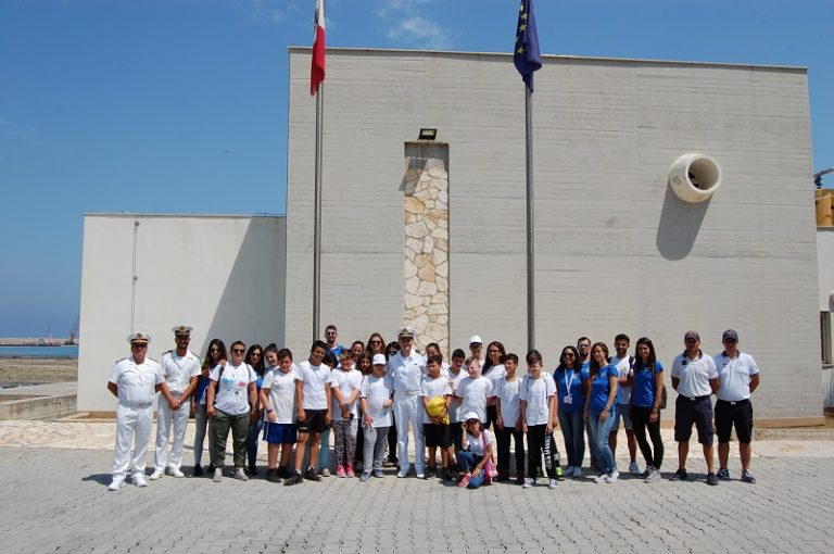 Sant'Agata Militello, visita alla sede della guardia costiera di venti giovani volontari