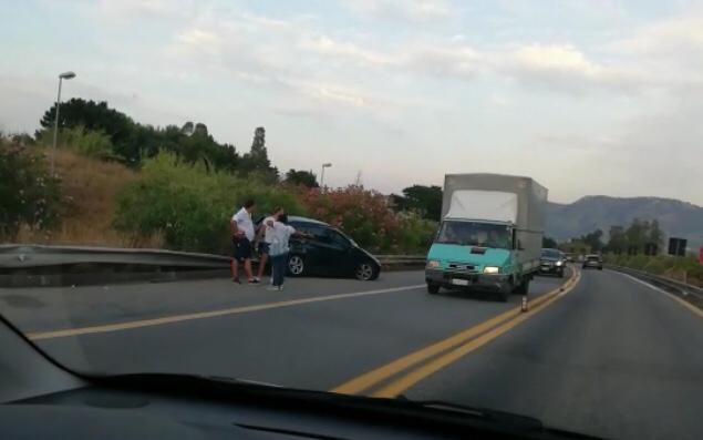 Rocambolesco incidente sulla A20, diversi feriti