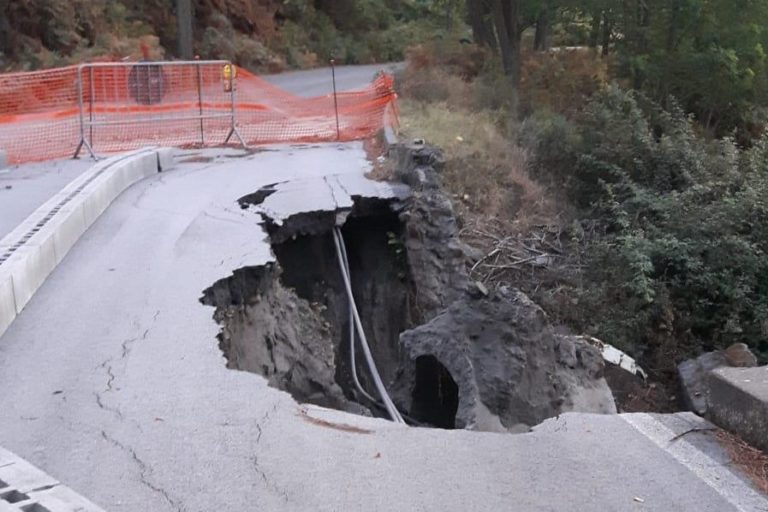 Grossa frana sulla strada principale dell’isola di Vulcano, disagi e pericoli