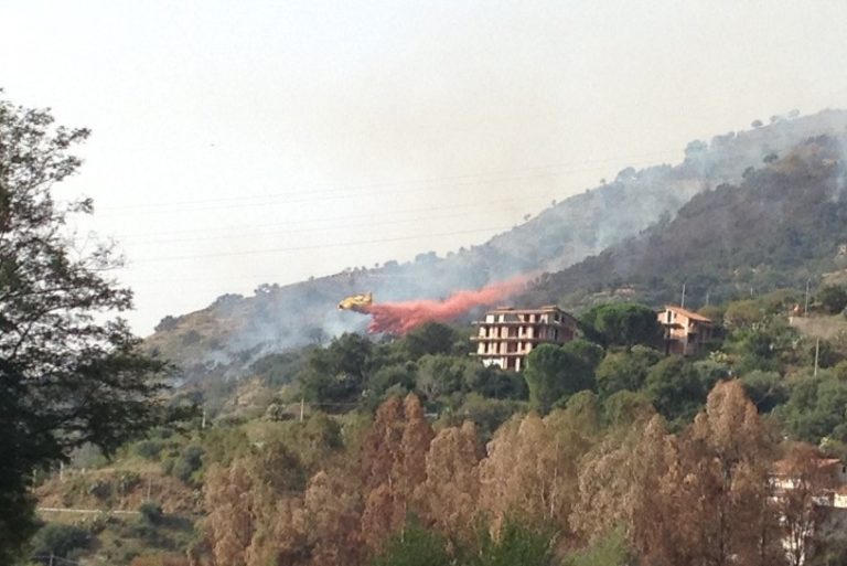 Incendi a Librizzi, a Ficarra e ad Acquedolci