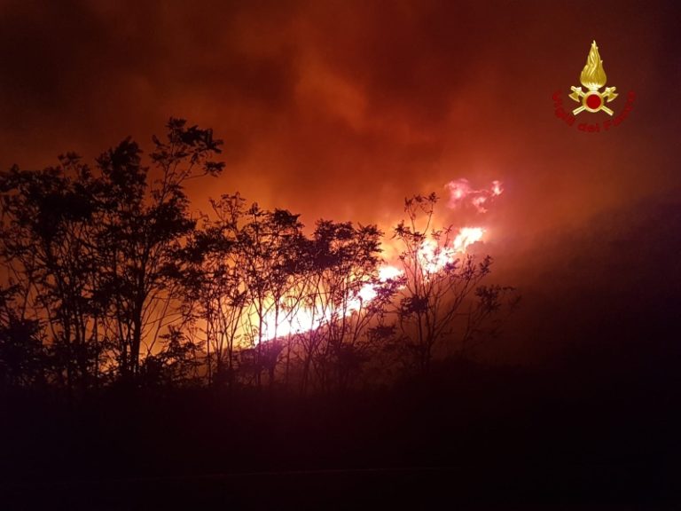 Lipari devastata dagli incendi, 30 ettari in fumo