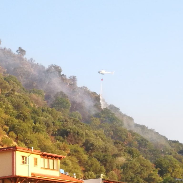 Ancora fiamme a Ponte Naso. In azione gli elicotteri antincendio