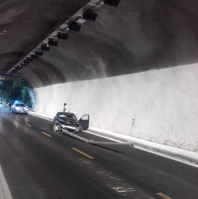 A20, prende in pieno il rilevatore di velocità e guard rail, illeso giovane di Librizzi