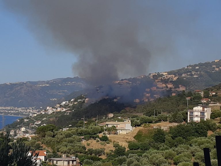 Incendio al Parco Suburbano a Capo d’Orlando, in arrivo i vigili del Fuoco