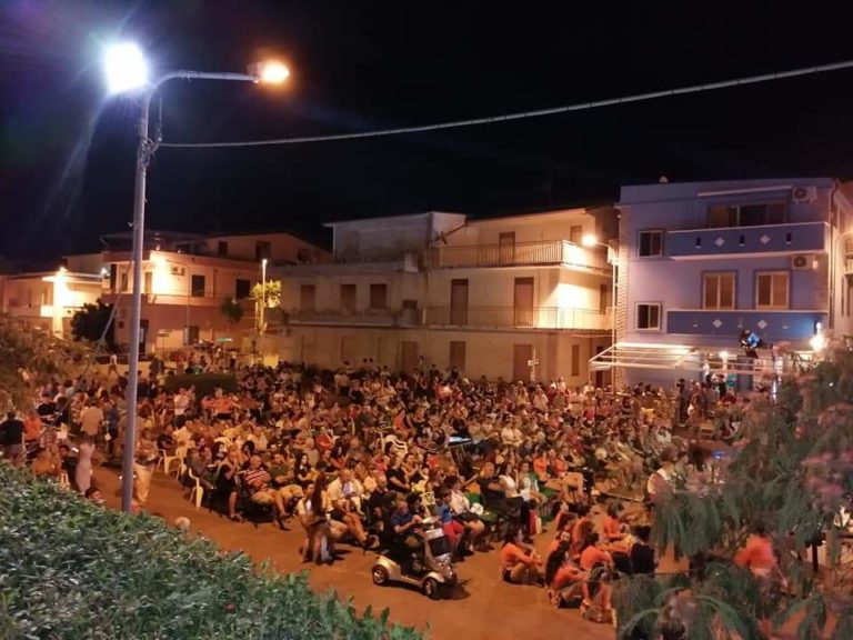 Torrenova, la “Festa della Sicilia” riempie Piazza Mare tra musica e degustazioni.