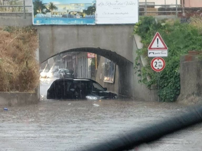 Maltempo, a Capo d’Orlando supermercato allagato e auto bloccate nei sottopassi – VIDEO