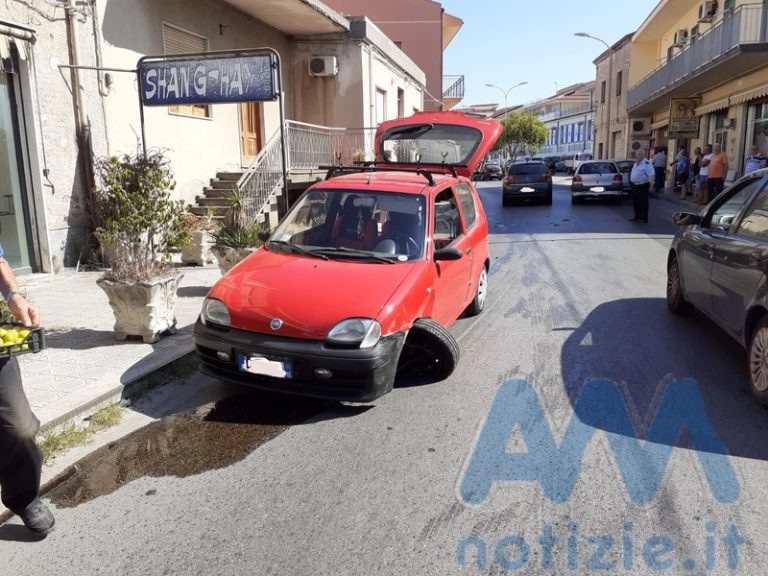 Capo d’Orlando, scontro frontale tra due auto sulla Consolare Antica