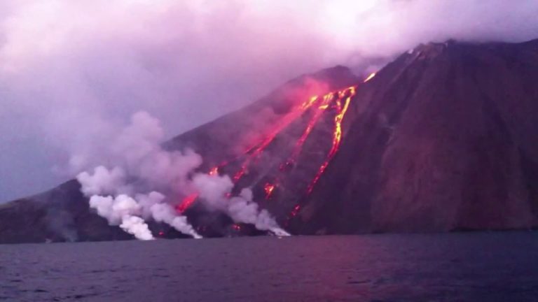 Stromboli, altra forte eruzione nella notte, cenere e lapilli sulle abitazioni