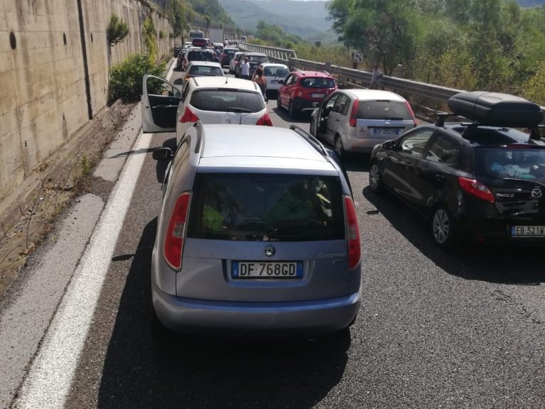 Veicolo in fiamme sulla A20, traffico bloccato a Boccetta