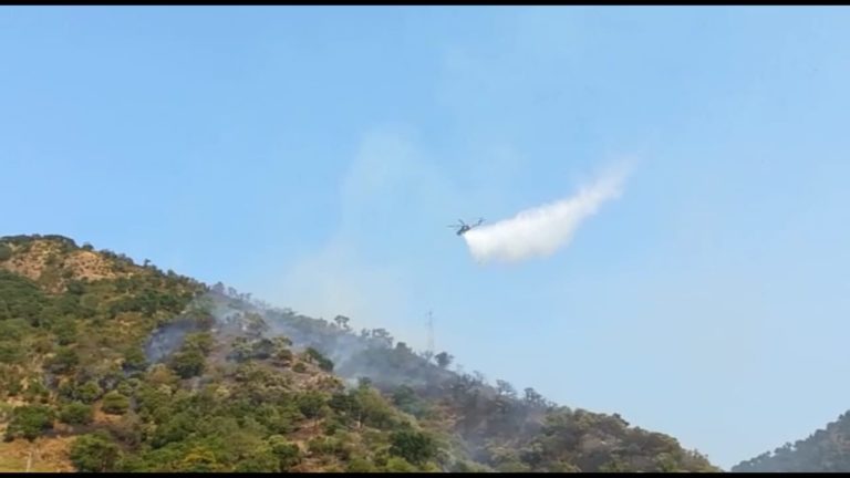 Incendio a Ponte Naso, intervenuti gli elicotteri dei Vigili del Fuoco