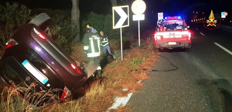 Auto si ribalta sulla A/20, intervengono i Vigili del Fuoco. Illeso il conducente