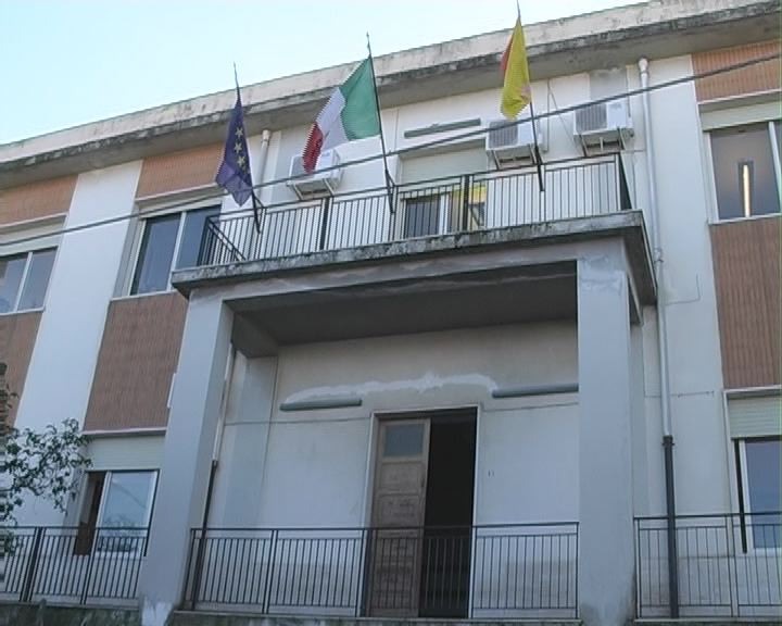 Furnari, mancano i consiglieri di maggioranza, escono quelli di opposizione, consiglio comunale rinviato due volte