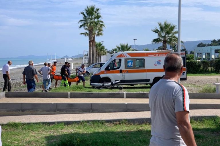 Paura in spiaggia a Sant’Agata M.llo, uomo colpito da malore, interviene 118