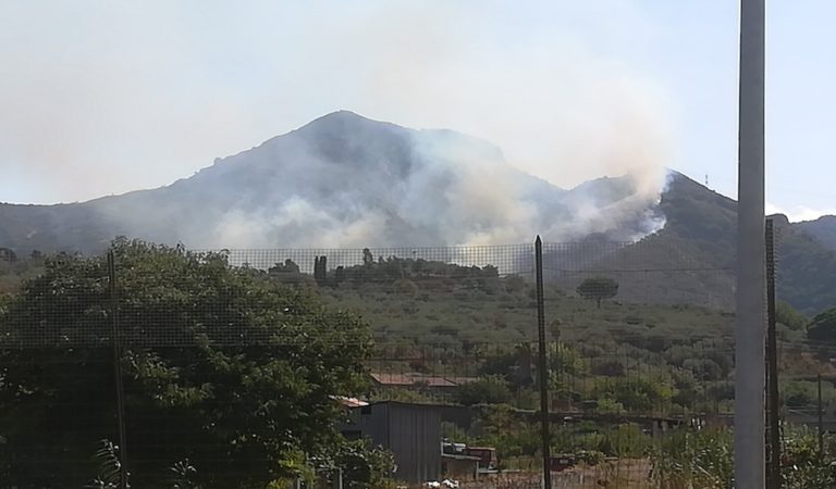 Barcellona. Incendio sulle colline di Pizzo Lando, soccorsi al lavoro