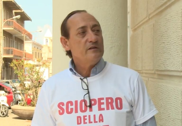 Capo d’Orlando, vigile urbano incatenato davanti al comune – VIDEO