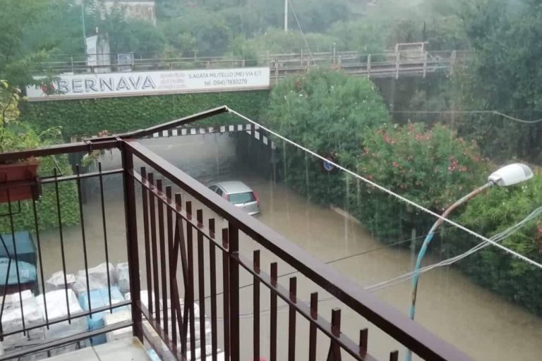 Sant’Agata M.llo, via Ragusa allagata, auto bloccata nel sottopasso