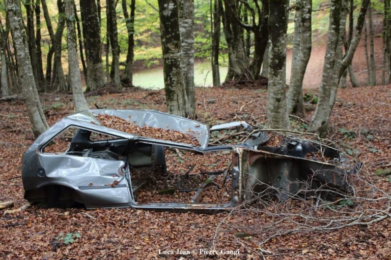 Carcasse di auto e pneumatici lungo i sentieri del Parco dei Nebrodi