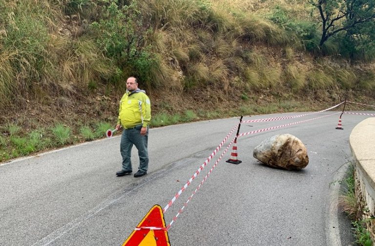 Militello Rosmarino – Pericolo caduta massi sulla S.P. 161: chiesti solleciti al sindaco Lo Re