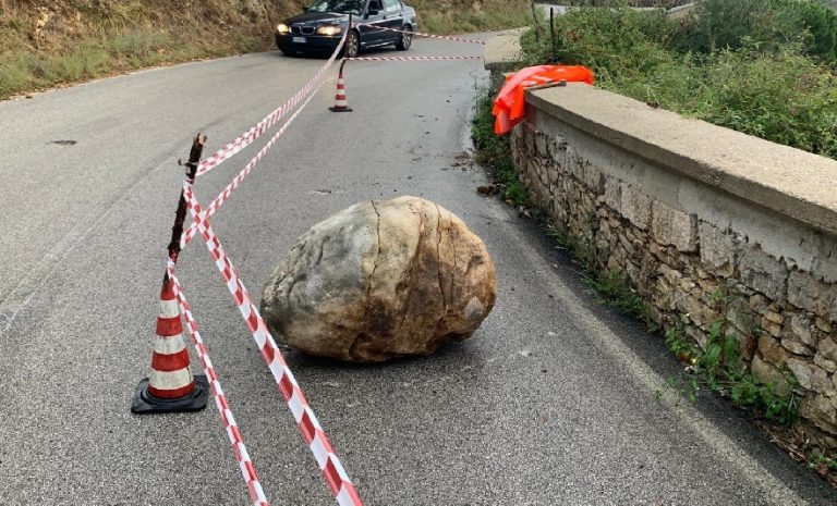 Militello Rosmarino, grosso masso si stacca dal costone sulla SP161