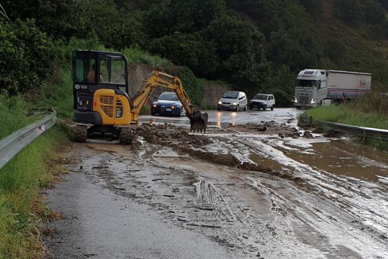 Frana sulla SP146 tra Ponte Naso e Sinagra, strada chiusa al transito