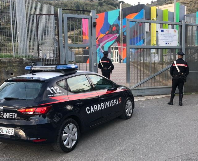 Giardini Naxos, entrano al Liceo e tentano di scassinare un distributore: due arresti