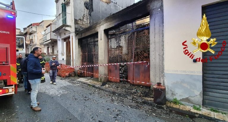 Incendio in un magazzino con bombole di gas, intossicata una donna