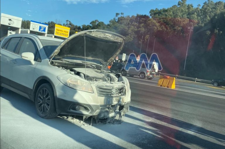 Auto in fiamme sulla A20, ai caselli di Villafranca Tirrena