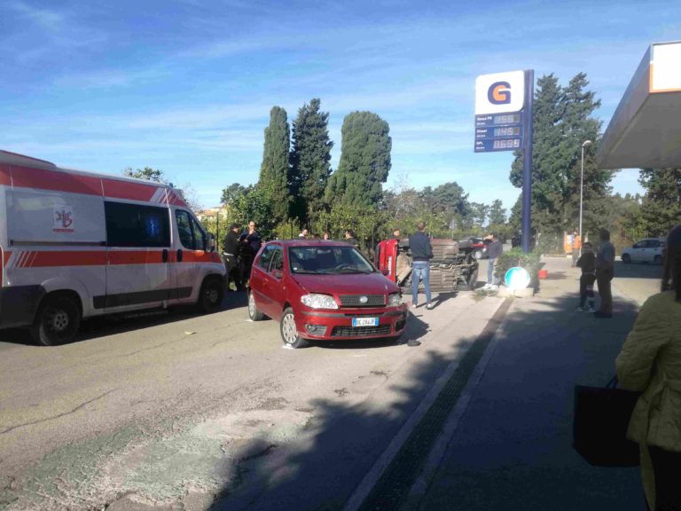 Sant’Agata Militello: scontro tra due auto, una si ribalta