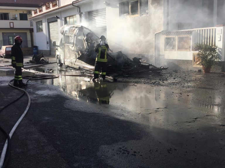 Capo d’Orlando, prende a fuoco un camper