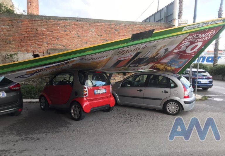 Forte vento a Milazzo, cartellone pubblicitario precipita su alcune auto