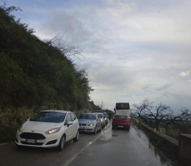 Sant’Agata Militello, chiusa A/20, lunghe code sulla strada statale 113