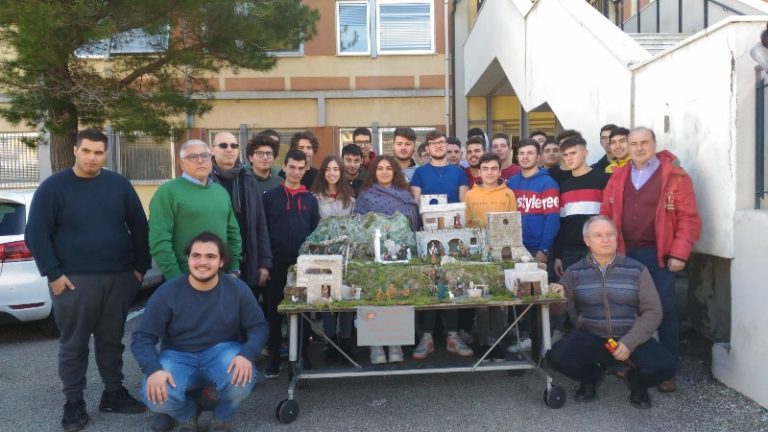 Patti, il dono del presepe tecnologico dalla scuola alla parrocchia