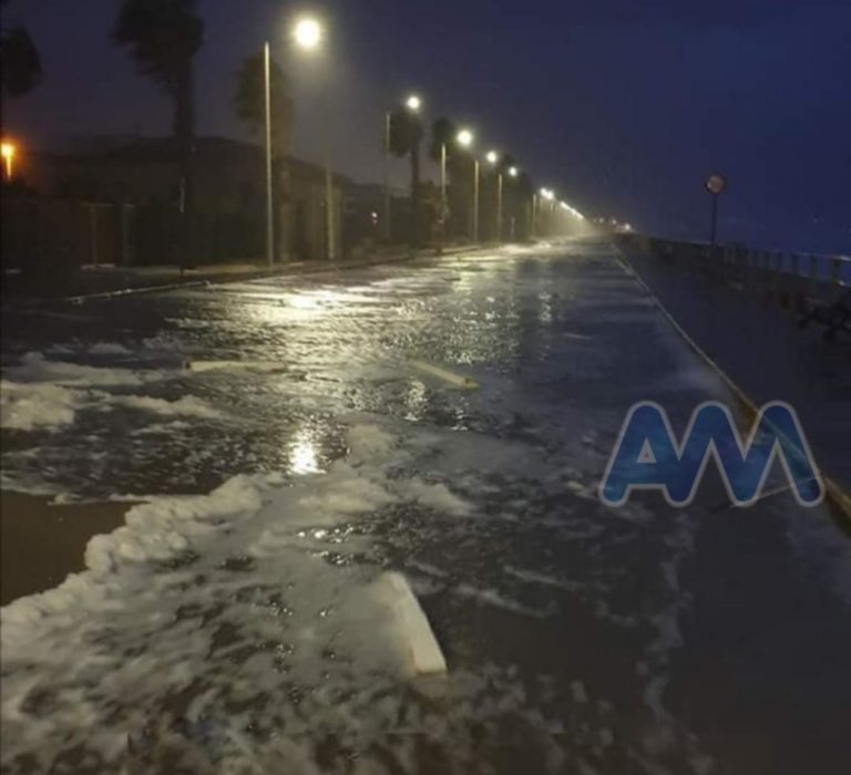 Capo d’Orlando, le onde invadono il lungomare Ligabue