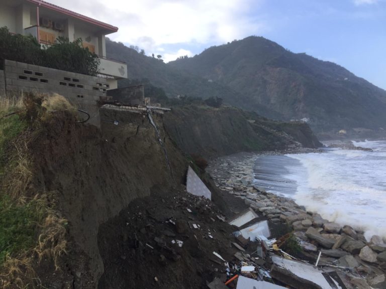 Gravi danni per la mareggiata, crolla una villetta in riva al mare tra Piraino e Gioiosa Marea