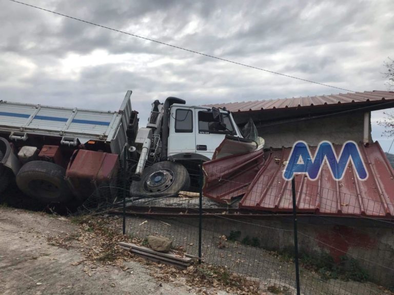 Camion finisce su una casa in contrada Picasi di Militello Rosmarino